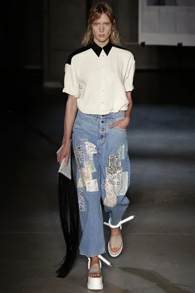 Look 16